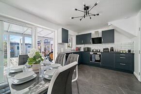 5 Bed House - Sleeps 11 - Garden