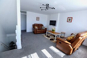 5 Bed House - Sleeps 11 - Garden