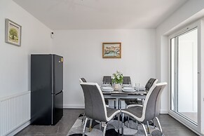 5 Bed House - Sleeps 11 - Garden