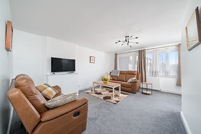 5 Bed House - Sleeps 11 - Garden