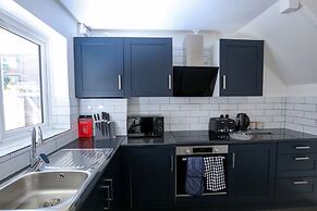 5 Bed House - Sleeps 11 - Garden