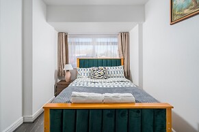 5 Bed House - Sleeps 11 - Garden