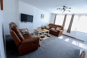 5 Bed House - Sleeps 11 - Garden