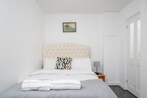 5 Bed House - Sleeps 11 - Garden