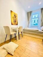 Comfy and Scenic 4BR Stay in Ottakring