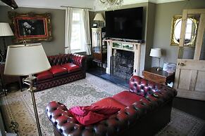 House Sleeps 9-garden-pool-bbq-patio-parking