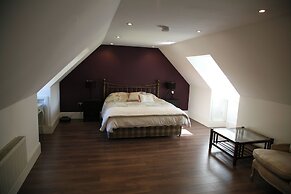 House Sleeps 9-garden-pool-bbq-patio-parking