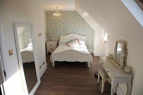 House Sleeps 9-garden-pool-bbq-patio-parking