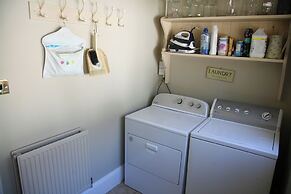 House Sleeps 9-garden-pool-bbq-patio-parking