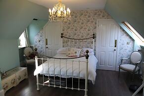 House Sleeps 9-garden-pool-bbq-patio-parking