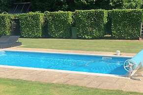 House Sleeps 9-garden-pool-bbq-patio-parking