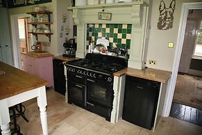 House Sleeps 9-garden-pool-bbq-patio-parking