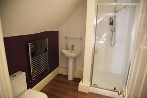 House Sleeps 9-garden-pool-bbq-patio-parking