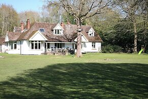 House Sleeps 9-garden-pool-bbq-patio-parking