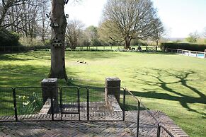 House Sleeps 9-garden-pool-bbq-patio-parking