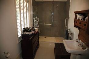 House Sleeps 9-garden-pool-bbq-patio-parking