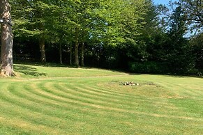 House Sleeps 9-garden-pool-bbq-patio-parking