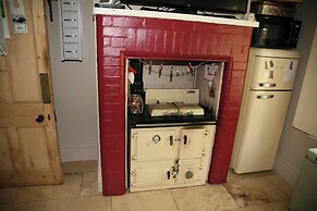 House Sleeps 9-garden-pool-bbq-patio-parking