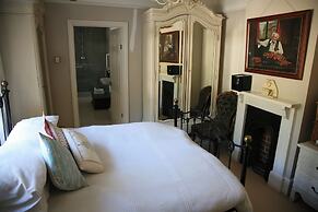 House Sleeps 9-garden-pool-bbq-patio-parking