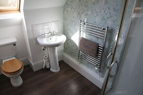 House Sleeps 9-garden-pool-bbq-patio-parking