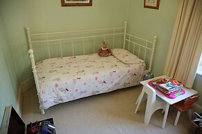 House Sleeps 9-garden-pool-bbq-patio-parking