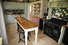 House Sleeps 9-garden-pool-bbq-patio-parking