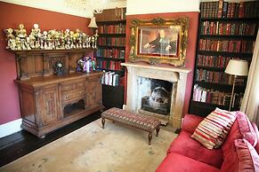 House Sleeps 9-garden-pool-bbq-patio-parking