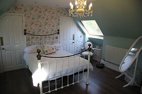 House Sleeps 9-garden-pool-bbq-patio-parking