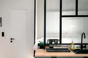 Lyndon Deluxe Studio Athens Escape