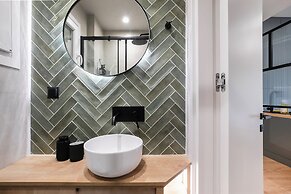 Lyndon Deluxe Studio Athens Escape