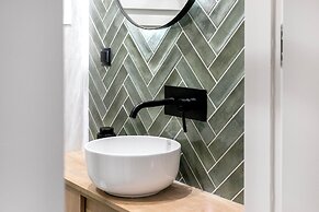 Lyndon Deluxe Studio Athens Escape