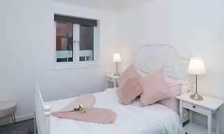Gunwharf Quays Cozy Central Apartment