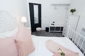 Gunwharf Quays Cozy Central Apartment