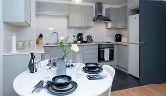 Gunwharf Quays Cozy Central Apartment