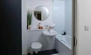 Gunwharf Quays Cozy Central Apartment