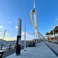 Gunwharf Quays Cozy Central Apartment