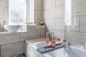 Spacious 4-bed, Free Parking, Short or Long Stays