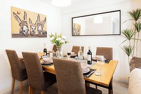 Spacious 4-bed, Free Parking, Short or Long Stays