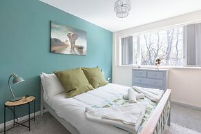 Spacious 4-bed, Free Parking, Short or Long Stays