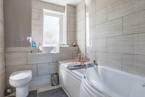 Spacious 4-bed, Free Parking, Short or Long Stays