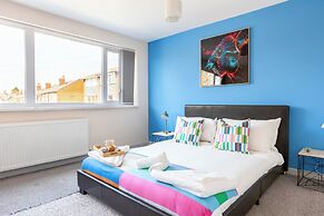 Spacious 4-bed, Free Parking, Short or Long Stays