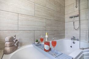 Spacious 4-bed, Free Parking, Short or Long Stays