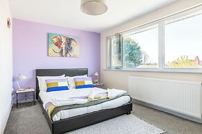 Spacious 4-bed, Free Parking, Short or Long Stays
