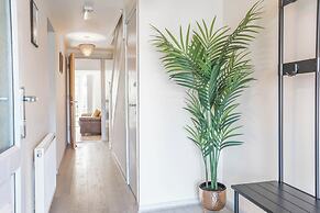 Spacious 4-bed, Free Parking, Short or Long Stays