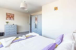 Spacious 4-bed, Free Parking, Short or Long Stays