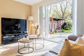 Spacious 4-bed, Free Parking, Short or Long Stays