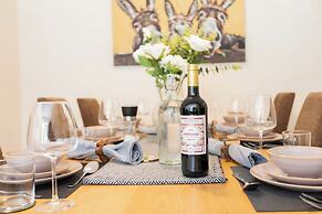 Spacious 4-bed, Free Parking, Short or Long Stays