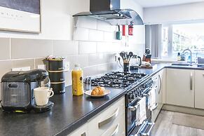 Spacious 4-bed, Free Parking, Short or Long Stays