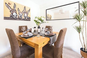 Spacious 4-bed, Free Parking, Short or Long Stays