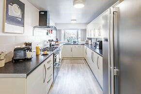 Spacious 4-bed, Free Parking, Short or Long Stays